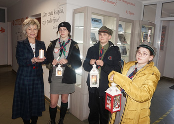 Żnińscy harcerze wraz z opiekunką Małgorzatą Janicką