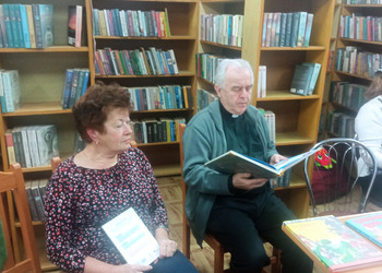 Rodzinne czytanie w Filii bibliotecznej w Gorzycach