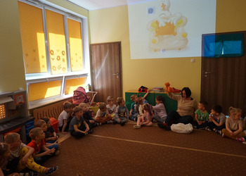 10 maja gościliśmy w naszej książnicy autorkę książeczek dla dzieci panią Joannę Krzyżanek, z którą udaliśmy się do Przedszkola Miejskiego nr 1 im. Marii Konopnickiej w Żnine.  
