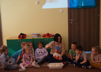 10 maja gościliśmy w naszej książnicy autorkę książeczek dla dzieci panią Joannę Krzyżanek, z którą udaliśmy się do Przedszkola Miejskiego nr 1 im. Marii Konopnickiej w Żnine.  
