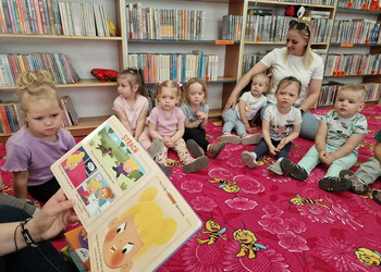 Dzisiaj, 15 maja naszymi gośćmi byli najmłodsi czytelnicy. Odwiedziły nas dzieci ze Żłobka Gminnego w Żnini