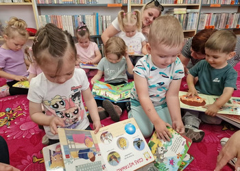 Dzisiaj, 15 maja naszymi gośćmi byli najmłodsi czytelnicy. Odwiedziły nas dzieci ze Żłobka Gminnego w Żnini