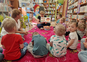 Dzisiaj, 15 maja naszymi gośćmi byli najmłodsi czytelnicy. Odwiedziły nas dzieci ze Żłobka Gminnego w Żnini