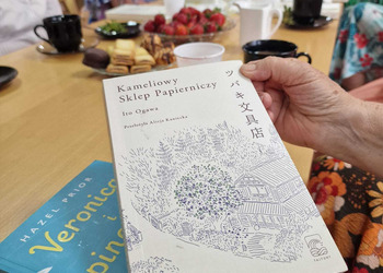 28 maja w bibliotece odbyło się spotkanie Dyskusyjnego Klubu Książki. Kolejny raz sięgnęliśmy po literaturę japońską - naszą lekturą był „Kameliowy Sklep Papierniczy” Ito Ogawy.