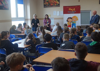 Monika Borkowska-Szmit wa spotkaniu z uczniami ze Szkoły Podstawowej nr 1 w Żninie