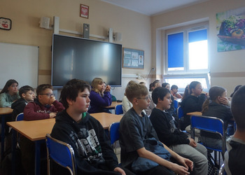 Monika Borkowska-Szmit wa spotkaniu z uczniami ze Szkoły Podstawowej nr 1 w Żninie