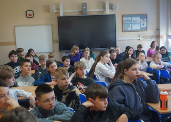 Monika Borkowska-Szmit wa spotkaniu z uczniami ze Szkoły Podstawowej nr 1 w Żninie