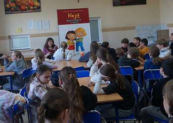 Monika Borkowska-Szmit wa spotkaniu z uczniami ze Szkoły Podstawowej nr 1 w Żninie