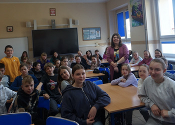 Monika Borkowska-Szmit wa spotkaniu z uczniami ze Szkoły Podstawowej nr 1 w Żninie