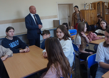 Monika Borkowska-Szmit wa spotkaniu z uczniami ze Szkoły Podstawowej nr 1 w Żninie