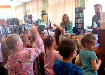 Kodowanie na dywanie oraz lekcja biblioteczna w ramach Tygodnia bibliotek 2025