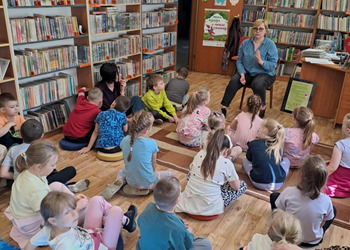 Kodowanie na dywanie oraz lekcja biblioteczna w ramach Tygodnia bibliotek 2025