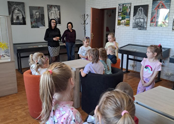 Kodowanie na dywanie oraz lekcja biblioteczna w ramach Tygodnia bibliotek 2025