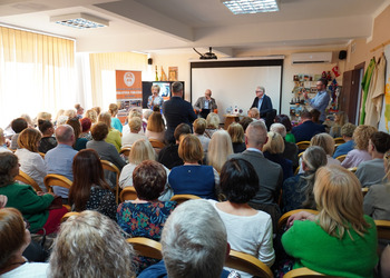 12 maja 2025 r. w ramach Tygodnia Bibliotek w naszej książnicy odbyło się spotkanie autorskie z Mariuszem Szczygłem