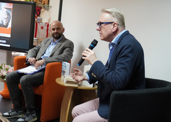12 maja 2025 r. w ramach Tygodnia Bibliotek w naszej książnicy odbyło się spotkanie autorskie z Mariuszem Szczygłem