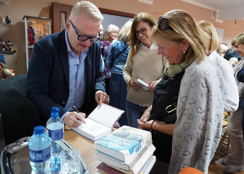 12 maja 2025 r. w ramach Tygodnia Bibliotek w naszej książnicy odbyło się spotkanie autorskie z Mariuszem Szczygłem