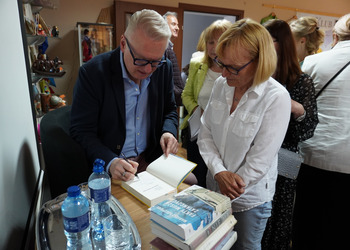 12 maja 2025 r. w ramach Tygodnia Bibliotek w naszej książnicy odbyło się spotkanie autorskie z Mariuszem Szczygłem