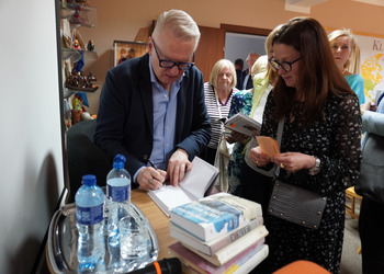 12 maja 2025 r. w ramach Tygodnia Bibliotek w naszej książnicy odbyło się spotkanie autorskie z Mariuszem Szczygłem