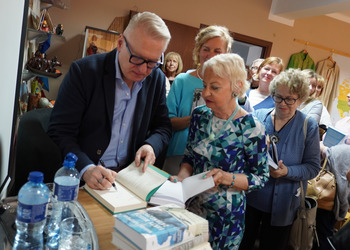 12 maja 2025 r. w ramach Tygodnia Bibliotek w naszej książnicy odbyło się spotkanie autorskie z Mariuszem Szczygłem