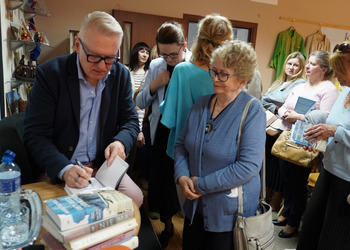 12 maja 2025 r. w ramach Tygodnia Bibliotek w naszej książnicy odbyło się spotkanie autorskie z Mariuszem Szczygłem
