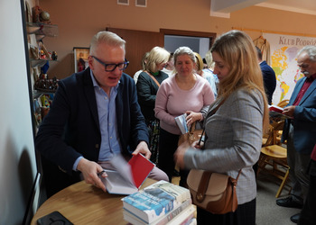 12 maja 2025 r. w ramach Tygodnia Bibliotek w naszej książnicy odbyło się spotkanie autorskie z Mariuszem Szczygłem