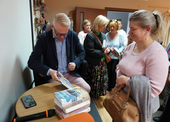 12 maja 2025 r. w ramach Tygodnia Bibliotek w naszej książnicy odbyło się spotkanie autorskie z Mariuszem Szczygłem