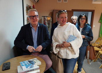12 maja 2025 r. w ramach Tygodnia Bibliotek w naszej książnicy odbyło się spotkanie autorskie z Mariuszem Szczygłem