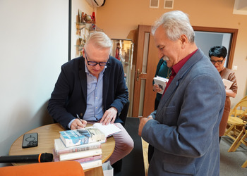 12 maja 2025 r. w ramach Tygodnia Bibliotek w naszej książnicy odbyło się spotkanie autorskie z Mariuszem Szczygłem