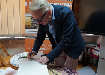 12 maja 2025 r. w ramach Tygodnia Bibliotek w naszej książnicy odbyło się spotkanie autorskie z Mariuszem Szczygłem