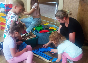 Wakacyjne zabawy i gry edukacyjne w filii w Gorzycach