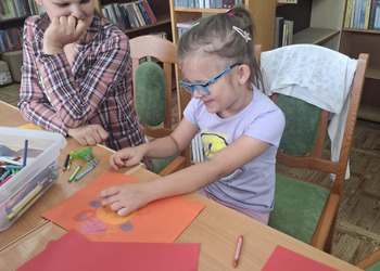 Wakacyjne zabawy i gry edukacyjne w filii w Gorzycach