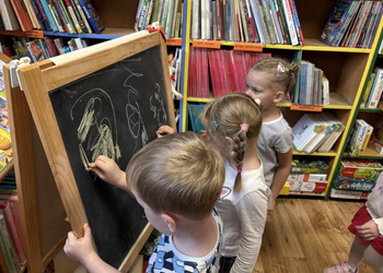 Dzisiaj (22 września) w murach naszej książnicy gościliśmy dzieci z Przedszkola nr 1 im. Marii Konopnickiej w Żninie z grupy Misie wraz ze swoimi nauczycielami