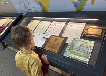 Dzisiaj (22 września) w murach naszej książnicy gościliśmy dzieci z Przedszkola nr 1 im. Marii Konopnickiej w Żninie z grupy Misie wraz ze swoimi nauczycielami