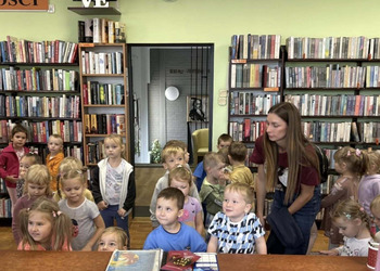 Dzisiaj (22 września) w murach naszej książnicy gościliśmy dzieci z Przedszkola nr 1 im. Marii Konopnickiej w Żninie z grupy Misie wraz ze swoimi nauczycielami