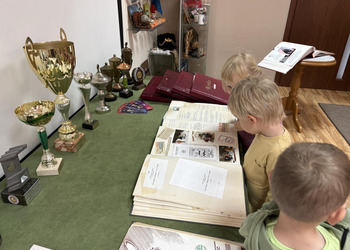 Dzisiaj (22 września) w murach naszej książnicy gościliśmy dzieci z Przedszkola nr 1 im. Marii Konopnickiej w Żninie z grupy Misie wraz ze swoimi nauczycielami