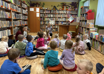 Dzisiaj (22 września) w murach naszej książnicy gościliśmy dzieci z Przedszkola nr 1 im. Marii Konopnickiej w Żninie z grupy Misie wraz ze swoimi nauczycielami