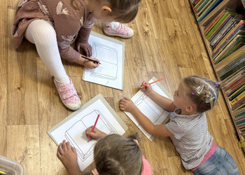 Dzisiaj (22 września) w murach naszej książnicy gościliśmy dzieci z Przedszkola nr 1 im. Marii Konopnickiej w Żninie z grupy Misie wraz ze swoimi nauczycielami