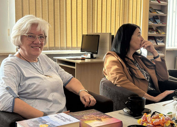 23 września w naszej bibliotece odbyło się spotkanie Dyskusyjnego Klubu Książki. Tym razem omawialiśmy książkę bestsellerowej autorki Lucindy Riley.