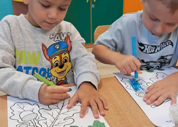 Dzisiaj (9 października) w ramach zajęć „Czwartkowe kolory jesieni w bibliotece” pani Ewa z oddziału dla dzieci udała się do Przedszkola nr 1 im. Marii Konopnickiej do grup Pajacyki i Żabki. 