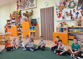 Dzisiaj (9 października) w ramach zajęć „Czwartkowe kolory jesieni w bibliotece” pani Ewa z oddziału dla dzieci udała się do Przedszkola nr 1 im. Marii Konopnickiej do grup Pajacyki i Żabki. 