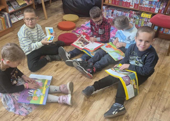22 października w bibliotece gościliśmy przesympatycznych dzieci z Przedszkola nr 2 im. Jana Brzechwy w Żninie z grupy Sówki wraz z wychowawcami.  