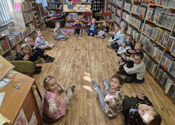 22 października w bibliotece gościliśmy przesympatycznych dzieci z Przedszkola nr 2 im. Jana Brzechwy w Żninie z grupy Sówki wraz z wychowawcami.  
