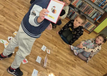 22 października w bibliotece gościliśmy przesympatycznych dzieci z Przedszkola nr 2 im. Jana Brzechwy w Żninie z grupy Sówki wraz z wychowawcami.  