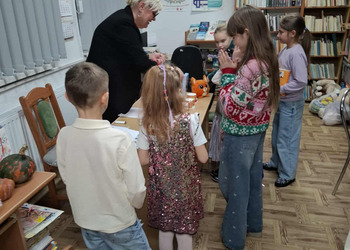 27 listopada 2025r. w filii bibliotecznej w Gorzycach po raz kolejny spotkaliśmy się na „Rodzinnym czytaniu” w ramach akcji czytelniczej „Gorzyce Czytają”.