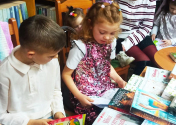 27 listopada 2025r. w filii bibliotecznej w Gorzycach po raz kolejny spotkaliśmy się na „Rodzinnym czytaniu” w ramach akcji czytelniczej „Gorzyce Czytają”.