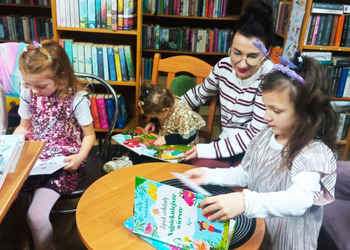 27 listopada 2025r. w filii bibliotecznej w Gorzycach po raz kolejny spotkaliśmy się na „Rodzinnym czytaniu” w ramach akcji czytelniczej „Gorzyce Czytają”.