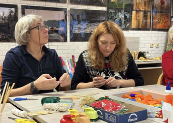 0 grudnia 2025 roku w naszej bibliotece odbyły się warsztaty „Zdobnictwo - plastyka obrzędowa” z panią Izabelą Pilarską.