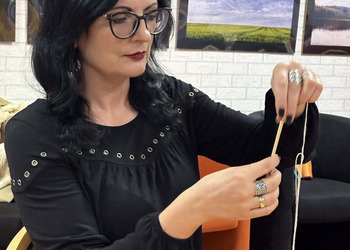 0 grudnia 2025 roku w naszej bibliotece odbyły się warsztaty „Zdobnictwo - plastyka obrzędowa” z panią Izabelą Pilarską.