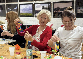 0 grudnia 2025 roku w naszej bibliotece odbyły się warsztaty „Zdobnictwo - plastyka obrzędowa” z panią Izabelą Pilarską.