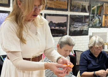 0 grudnia 2025 roku w naszej bibliotece odbyły się warsztaty „Zdobnictwo - plastyka obrzędowa” z panią Izabelą Pilarską.